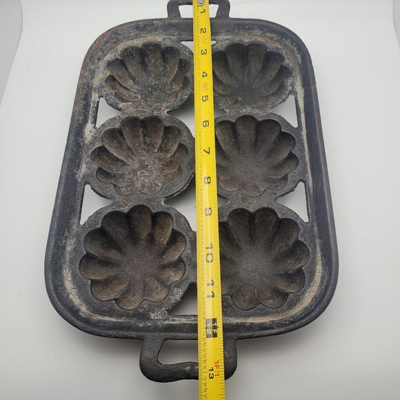 Vintage Cast Iron 6 Well Turks Head Gem Mold Pan Corn Bread Rustic Bakeware - Picture 9 of 12